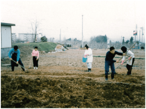 1988年　作業所裏での農作業風景